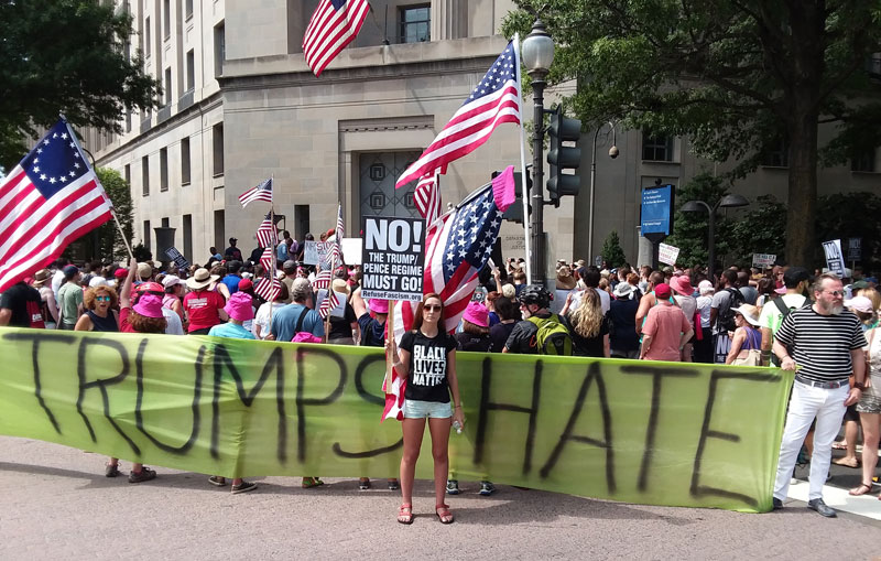 As pessoas caminharam até Washington DC e fizeram uma concentração frente ao Departamento de Justiça