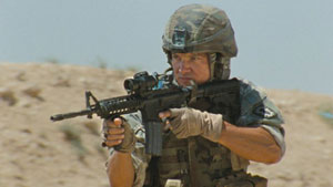 O Sargento William James interpretado por Jeremy Renner no filme “Estado de Guerra”
