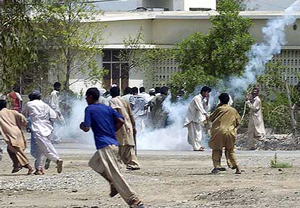 Uma manifestação no centro da cidade de Turbat é dispersada pela polícia com gás lacrimogéneo após as cheias de 2007