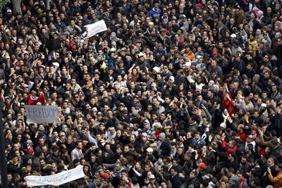 Manifestação em Tunes a 14 de Janeiro onde foram gritadas palavras de ordem contra o Presidente Ben Ali
