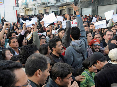 Numa manifestação em Tunes a 8 de Janeiro de 2011, exigiu-se a libertação das pessoas presas em anteriores protestos