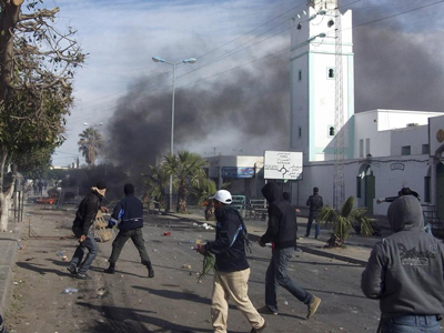 Jovens tunisinos enfrentam as forças de segurança em Regueb a 9 de Janeiro de 2011