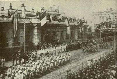 Tropas das grandes potências imperialistas (EUA, Grã-Bretanha e Japão) em parada em Vladivostoque em 1917