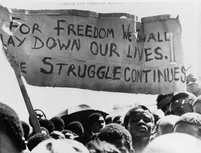 Outubro de 1976, Soweto, África do Sul. Manifestação de jovens após o funeral de um estudante negro de 16 anos, Dumisani Mbatha, assassinado na prisão às mãos da polícia
