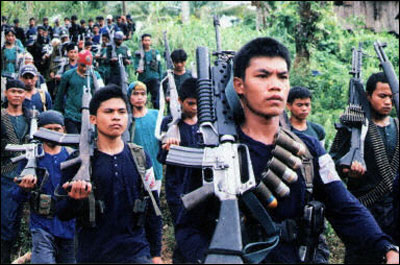 Guerrilheiros do Novo Exército Popular (NEP) das Filipinas em parada na ilha de Mindanao em 2004