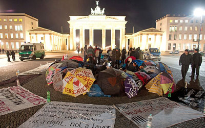 Greve da fome de imigrantes afegãos e iranianos frente à Porta de Brandenburgo, Berlim, em Outubro de 2012