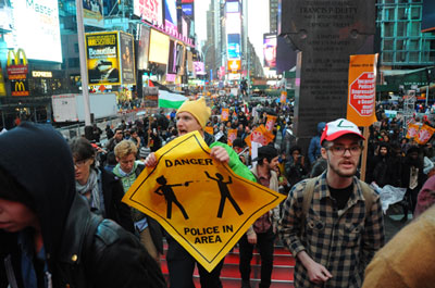 Manifestantes perto da Times Square, em Nova Iorque