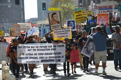 “Este sistema não tem futuro para os jovens, mas a Revolução tem”, diz um cartaz na manifestação em Los Angeles