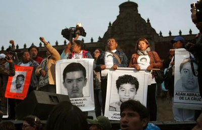 Pais dos 43 desaparecidos à chegada à praça central da capital