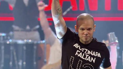 O músico Residente do grupo Calle 13 na entrega dos prémios Grammy Latinos com uma camiseta que diz “Ayotzinapa faltam 43”