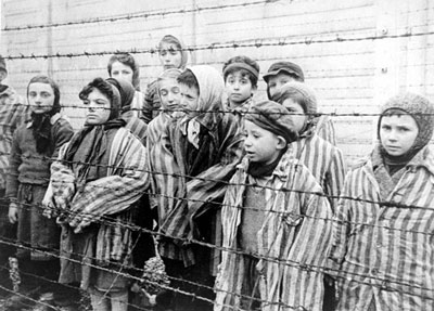 Crianças sobreviventes de Auschwitz em 1945