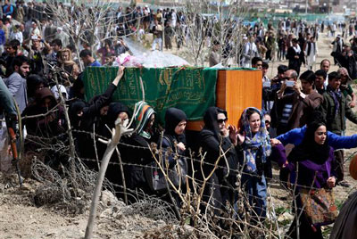 O funeral de Farkhunda em Cabul, onde o caixão foi transportado exclusivamente por mulheres