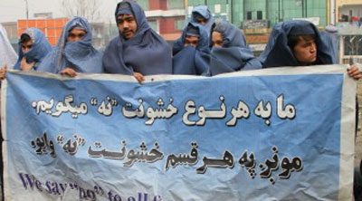 Homens vestidos com burcas em solidariedade com as mulheres afegãs