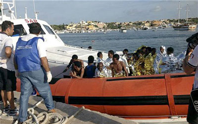 Sobreviventes da tragédia de Lampedusa são levados para terra