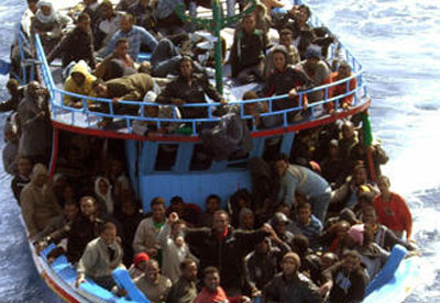 Refugiados amontoados num barco