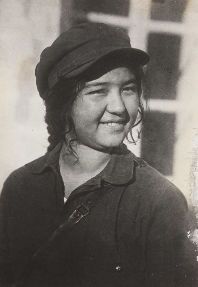 Jovem mulher uzbeque nos anos 1930, depois da libertação