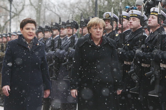 Angela Merkel é recebida pela primeira-ministra da Polónia, Beata Szydlo, em Varsóvia, Polónia, a 7 de fevereiro 2017