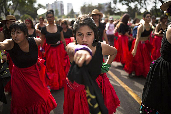 As mulheres no Peru interpretam uma dança contra a violação