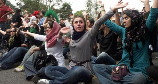 Mulheres iranianas protestam contra as leis islâmicas do vestuário, 2018