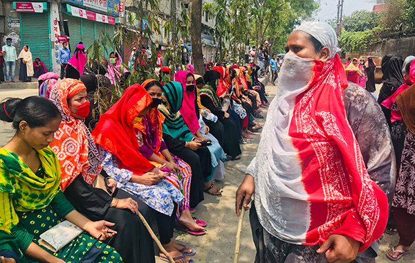 Trabalhadoras da indústria de vestuário durante um protesto a 16 de abril em Daca, capital do Bangladexe. (Foto: AP)