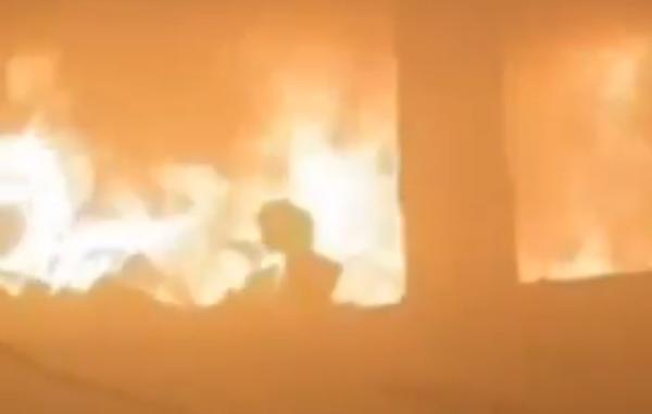 Menina a correr no meio do fogo a tentar fugir