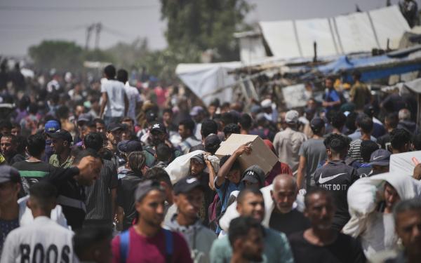 Palestinos à saída de um centro de distribuição de alimentos em Rafah