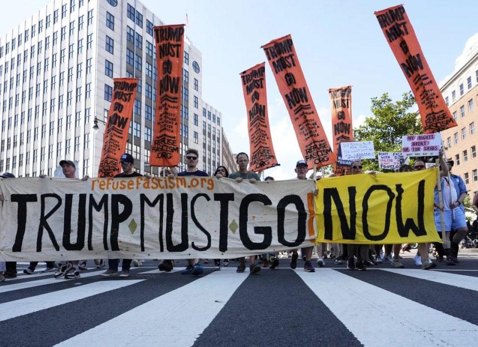 Um pano da Recusar o Fascismo lidera a manifestação em Washington DC
