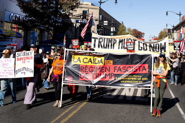 Manifestação através de Columbia Heights