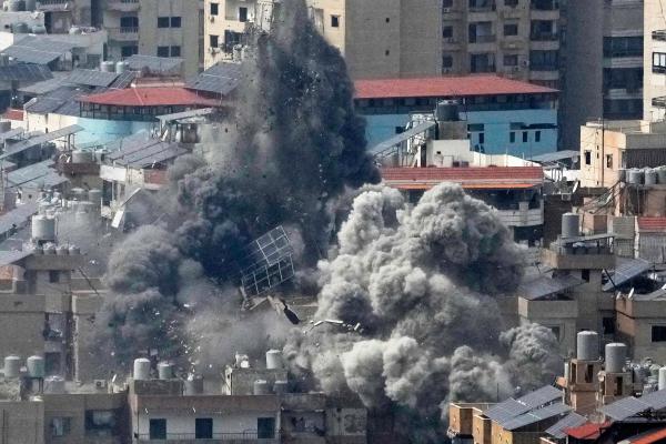 Fumo emerge de um ataque aéreo israelita